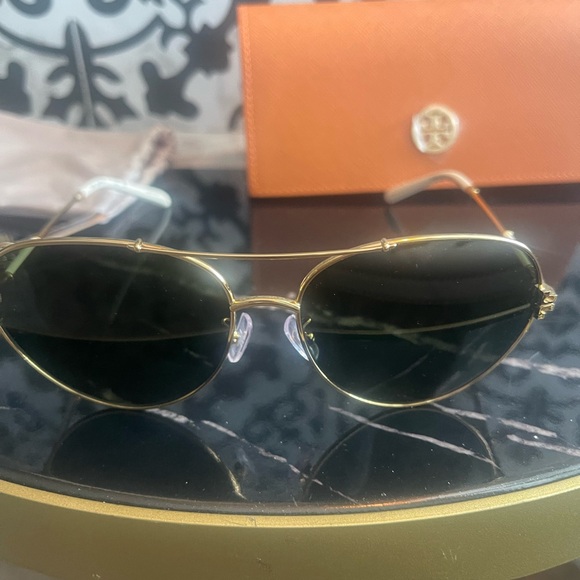 NIC Tory Burch sunglasses - Picture 2 of 7